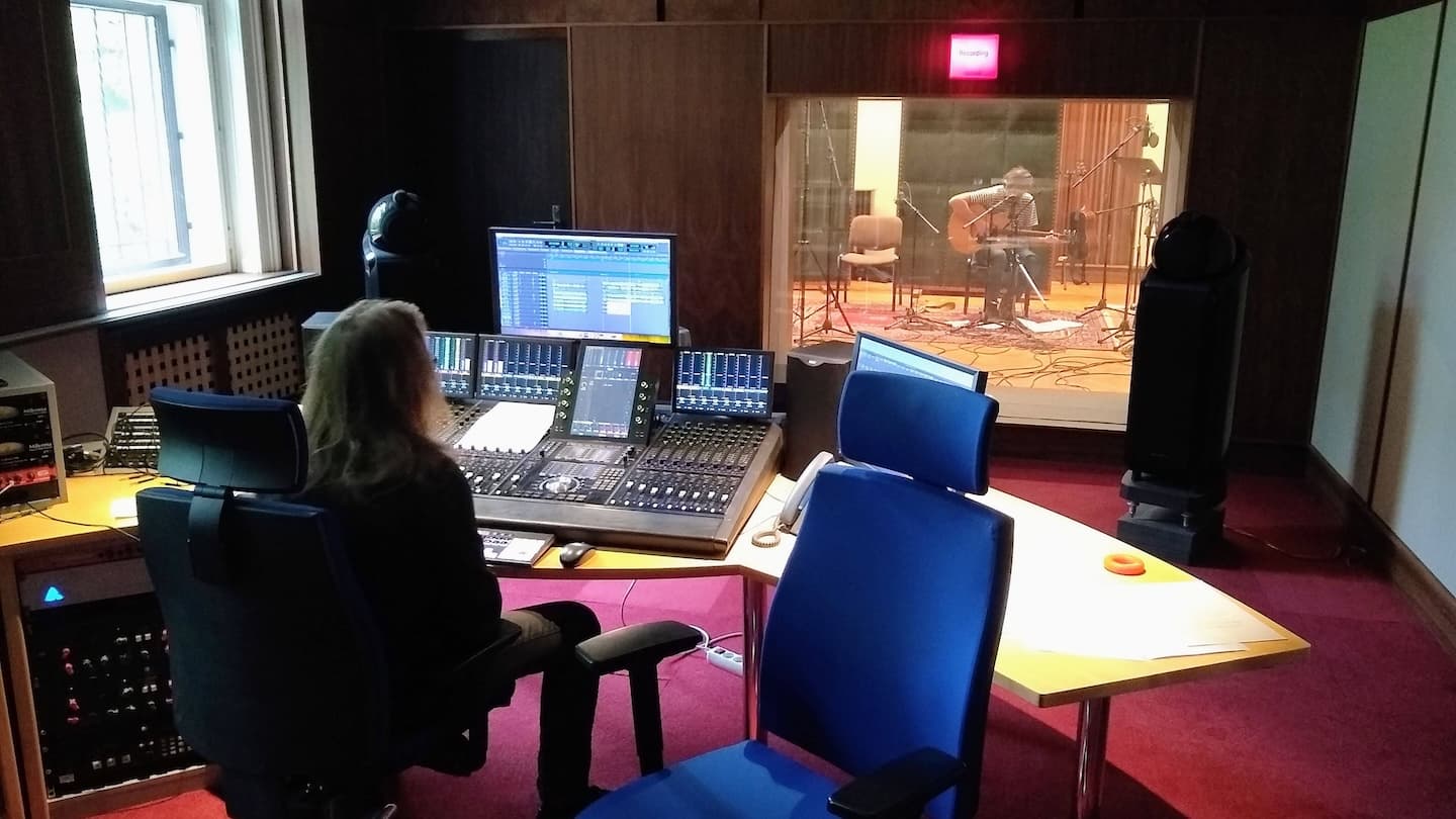 Poslední frekvence. Zbývá ještě poslat vše Chrisovi na míchačku a pak Zdeňku Mazačovi, bývalému členu Průdušek a majiteli studia, na závěrečný mastering.