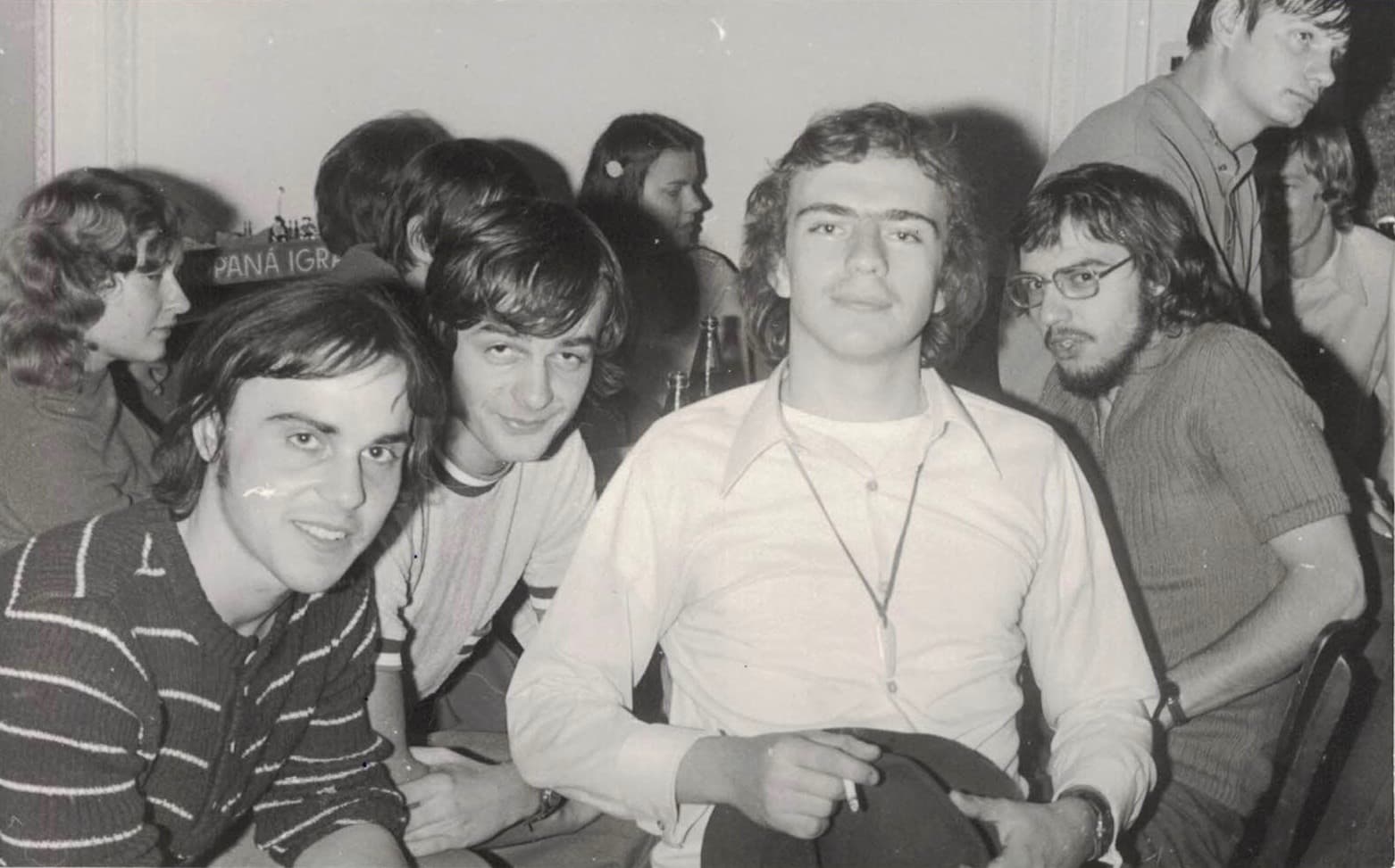 Na fotografii je zcela vpravo vedle Franty Vrátného také první manažer a textař Průdušek, spolužák Jirka Strašík (Kolejáles 1974)