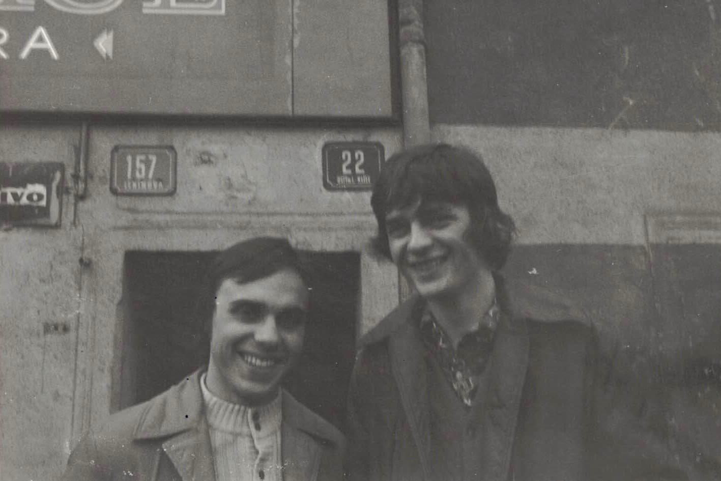 V prvopočátcích se také rozhodovalo o přidělení hudebních nástrojů: zde jsou tedy “úředně” schválení banjista a mandolinista. V kapele se nás totiž sešlo několik banjistů, muselo tedy proběhnout interní výběrové řízení. (Před hospodou U Hnáty 1975)