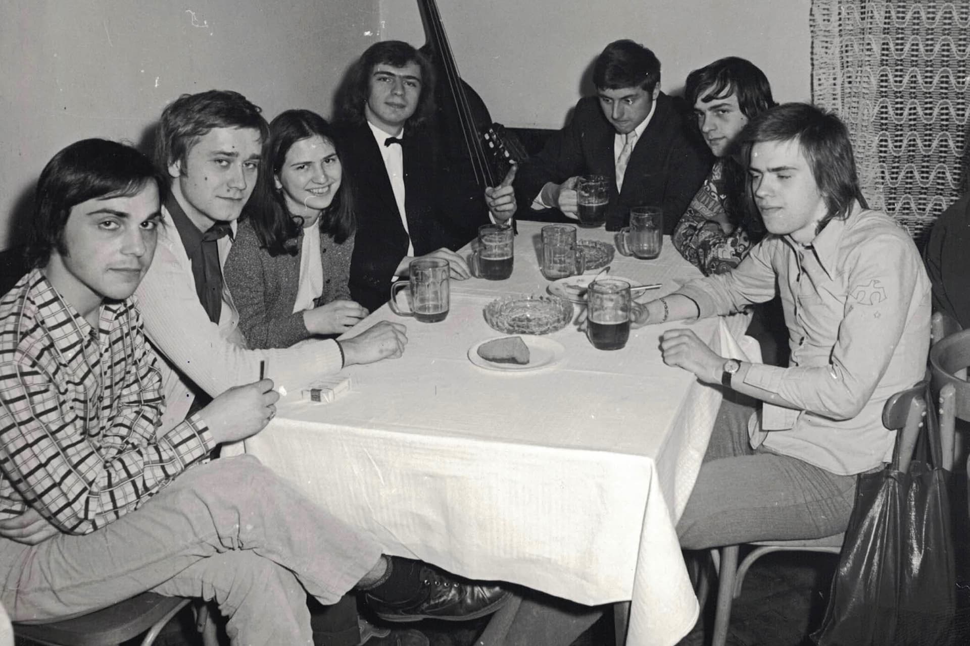 Tohle je zcela původní složení skupiny: vedle známých tváří jsou zde - vedle Jirky Panschaba  vlevo - i první zpěvačka Průdušek Anička se svým přítelem, který byl naším prvním zvukařem. Další vzácností tohoto obrázku je i první kytarista kapely, zcela vpravo. V tomto obsazení se Průdušky zúčastnily svého prvního krajského kola Porty (shodou okolností v Ústí n.L.) odkud si odnesly 3. místo divácké soutěže. (Na Větruši 1975)