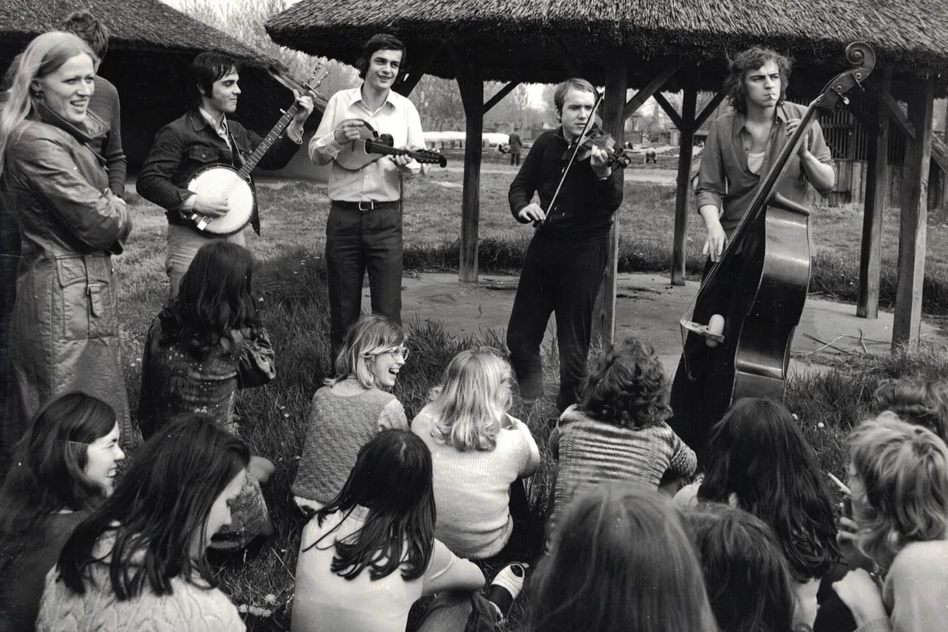 Začátky Průdušek byly úzce spojeny s životem pedagogické fakulty. Takhle se všichni společně bavili při výjezdech fakultního pěveckého sboru do zahraničí. Na snímku je ještě zakládající člen Průdušek basista Franta Vrátný a jamující houslista Honza Baran. (Maďarsko 1975)