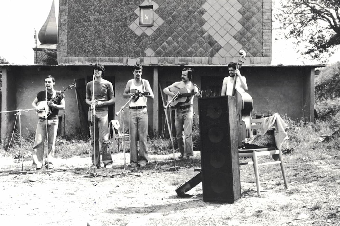 Po vzoru fakultního sboru organizovaly Průdušky také výjezdní soustředění. Tohle je jedno z prvních, v novém - zásadním - složení, v Krušných horách. (Moldava 1977 [1])