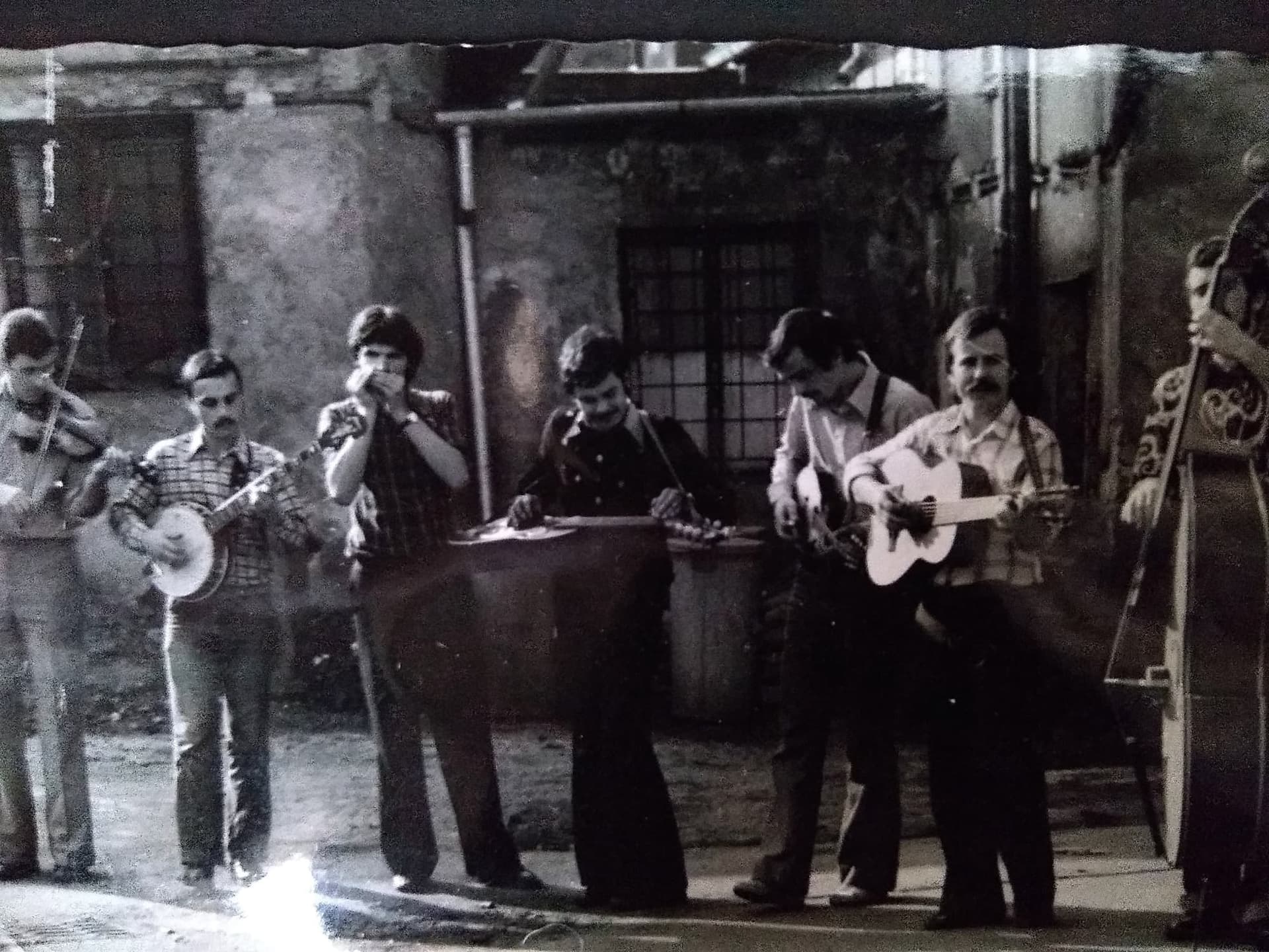 Toto sokolovské “zákoutí” se velmi podobalo zákoutím teplickým, která v té době přijala nově složené Průdušky po fúzi teplické trojice muzikantů k ústeckému základu skupiny (Sokolovský dostavník 1977)