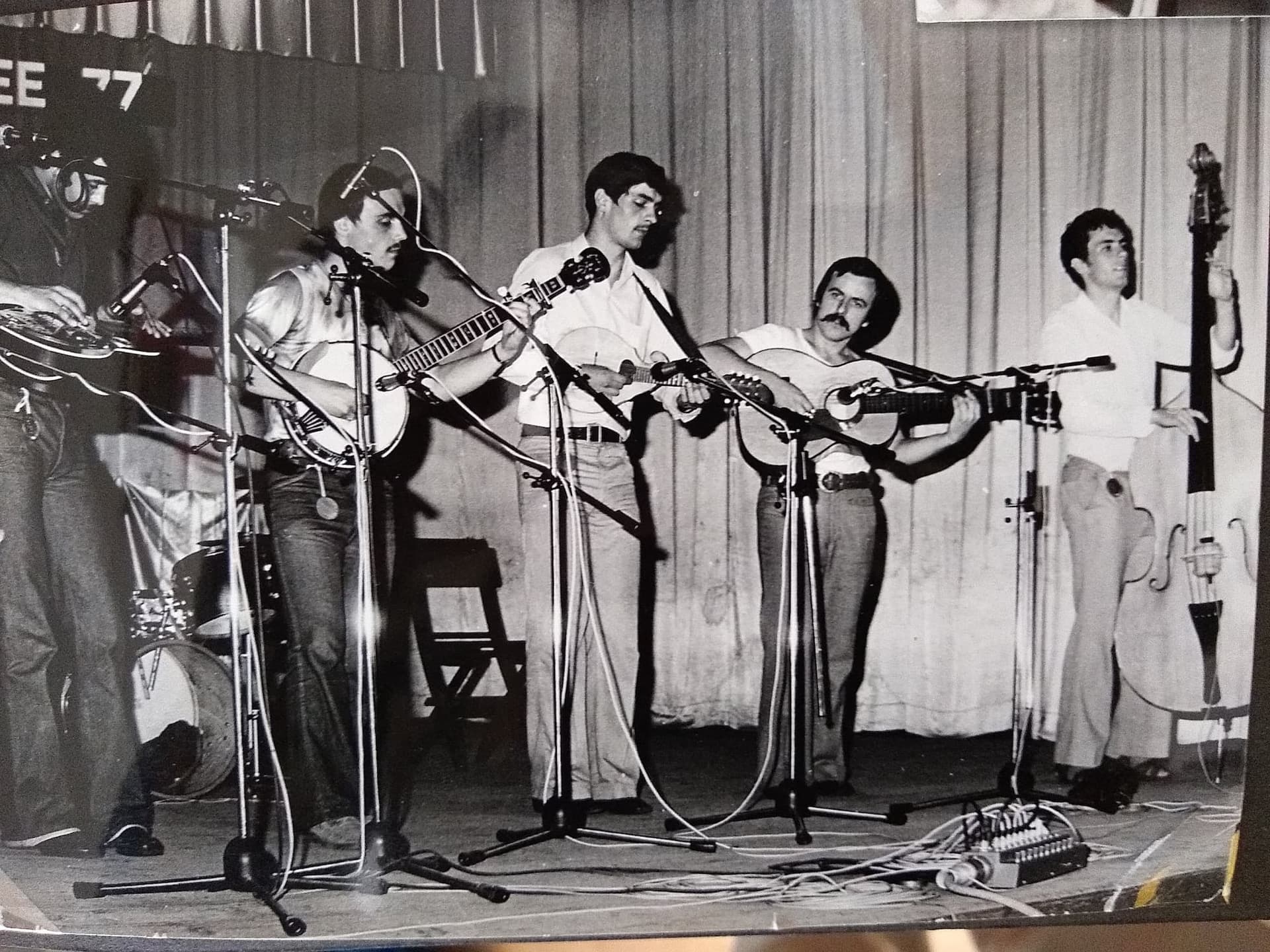 Snímek z celostátního festivalu Banjo jamboree 1977, který se každoročně konal v Kopidlně. Zleva: Jožka Hlavenka, Jirka Panschab, Sváťa Matějka, Pavel Brušák a Mirek Hyška. (Kopidlno, Banjo jamboree 1977 [1])