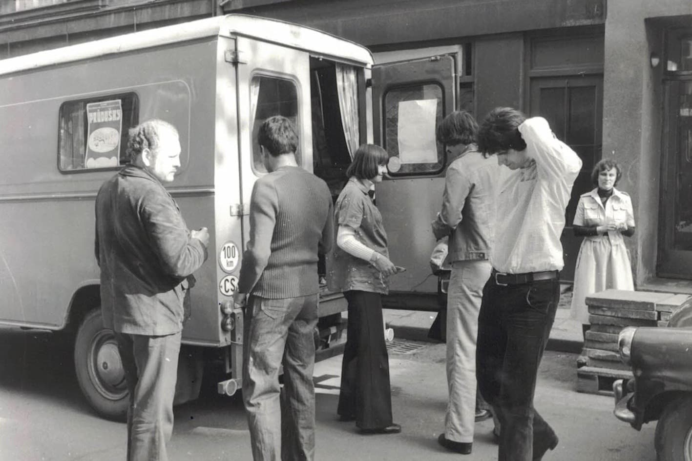 Do Prahy na společné vystoupení s Václavem Neckářem - jsme hrdi na půjčenou obytnou avii, 1978 [3]