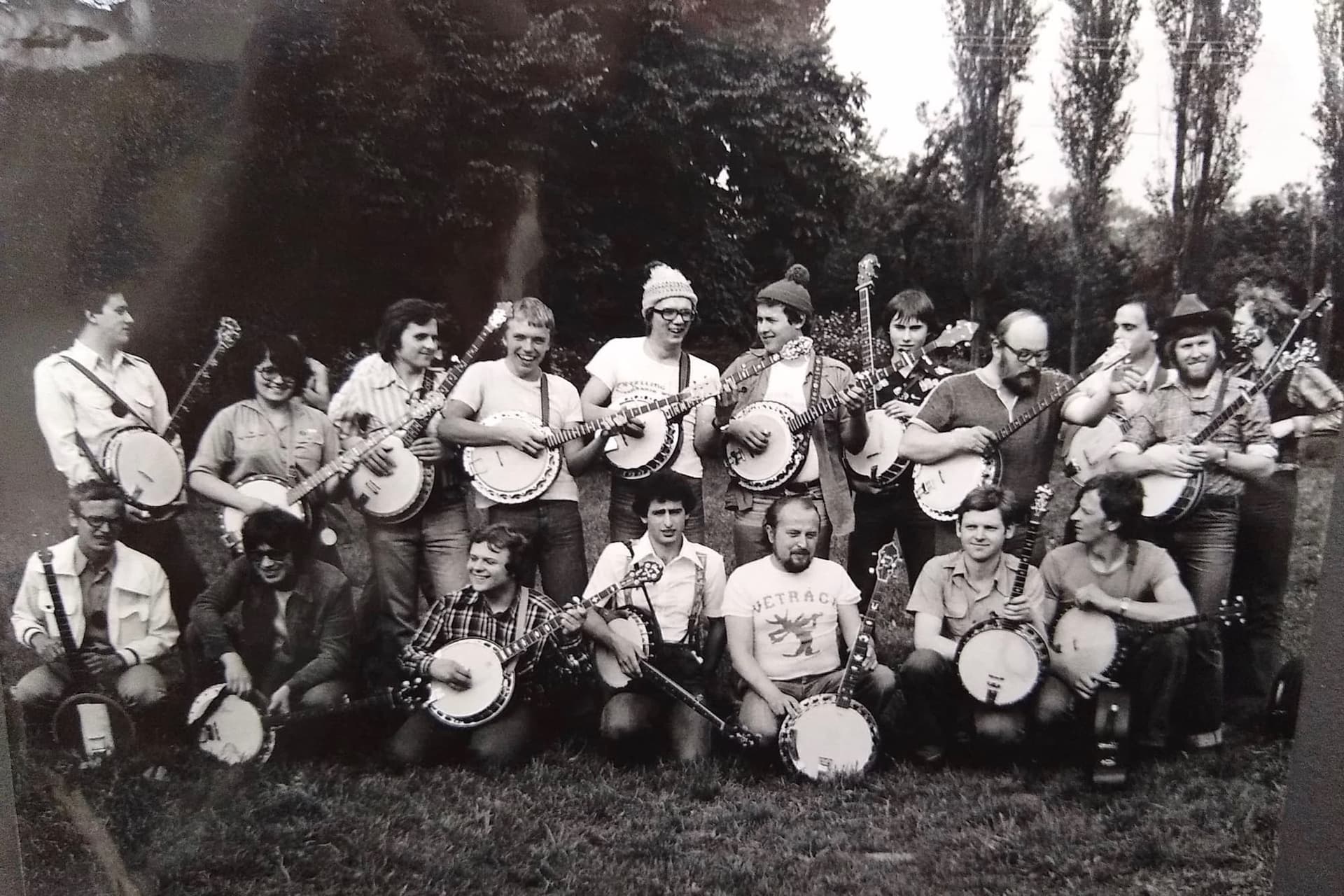 Banjisté, kteří se zúčastnili Banjo jamboree 1978. Vítěz festivalu, náš banjista Jirka Panschab, je stojící, třetí zprava. (Kopidlno, Banjo jamboree 1978 [1])