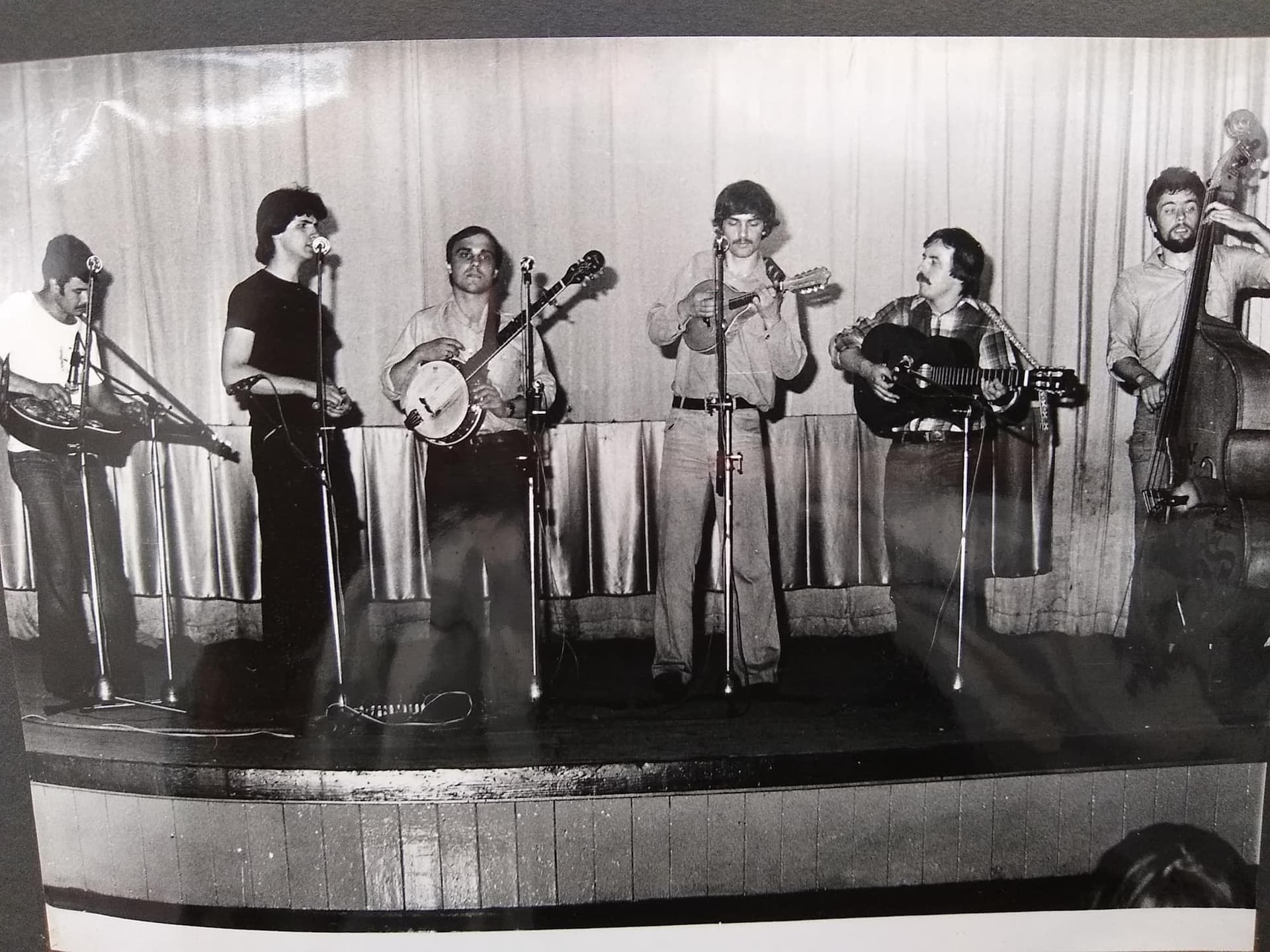Vítězné Kopidlno, Banjo jamboree - 1978. Z tohoto klání banjistů si Jirka odvezl první cenu, porota navíc udělila zvláštní uznání i Martinu Tomáškovi za foukací harmoniku a sólový zpěv. (Kopidlno, Banjo jamboree 1978 [2])