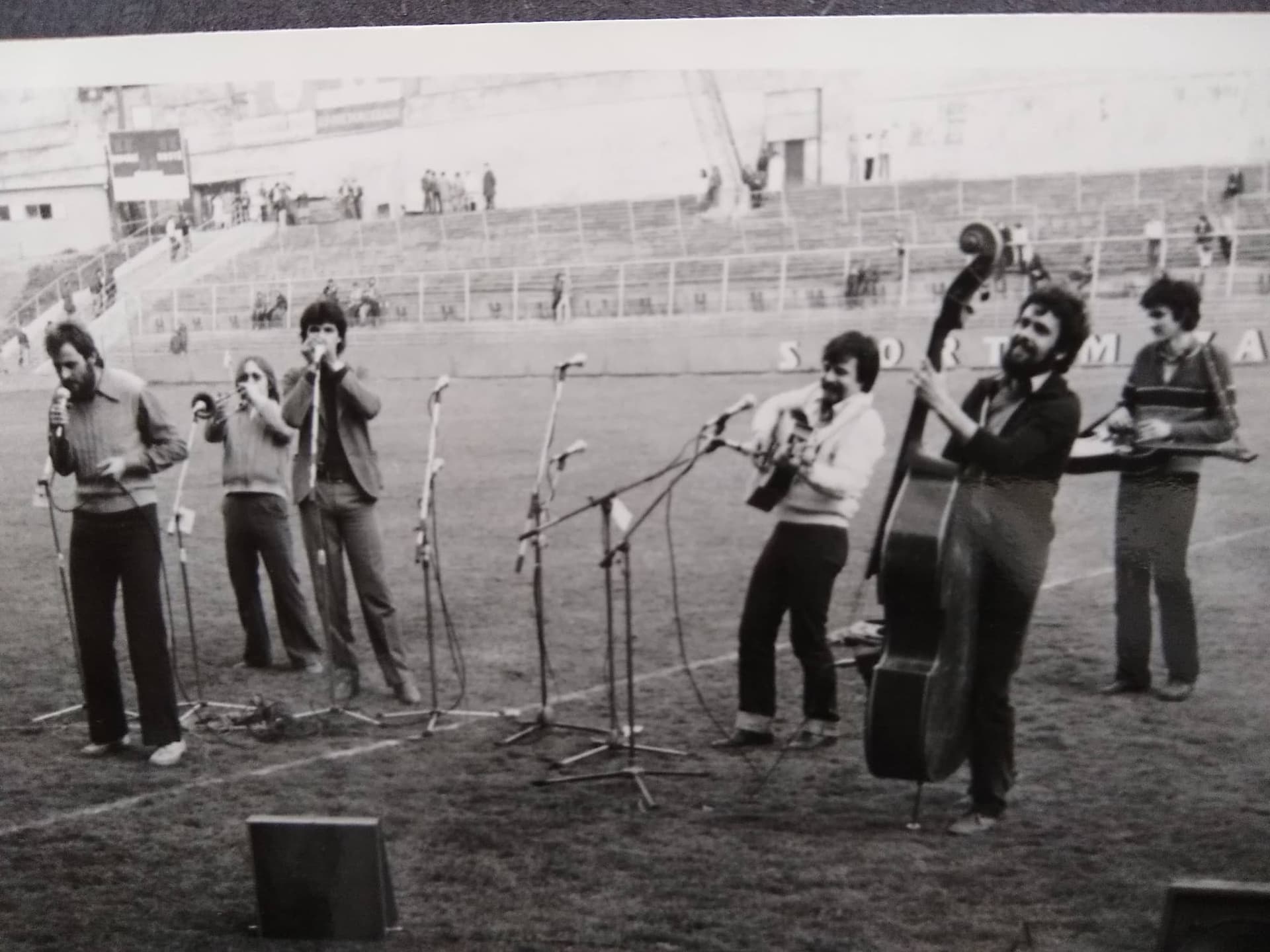 Na Viktorce Žižkov s Amforou a Fešáky. Tady dělaly Průdušky zábavu před utkáním fotbalové Amfory. (1981 [1])