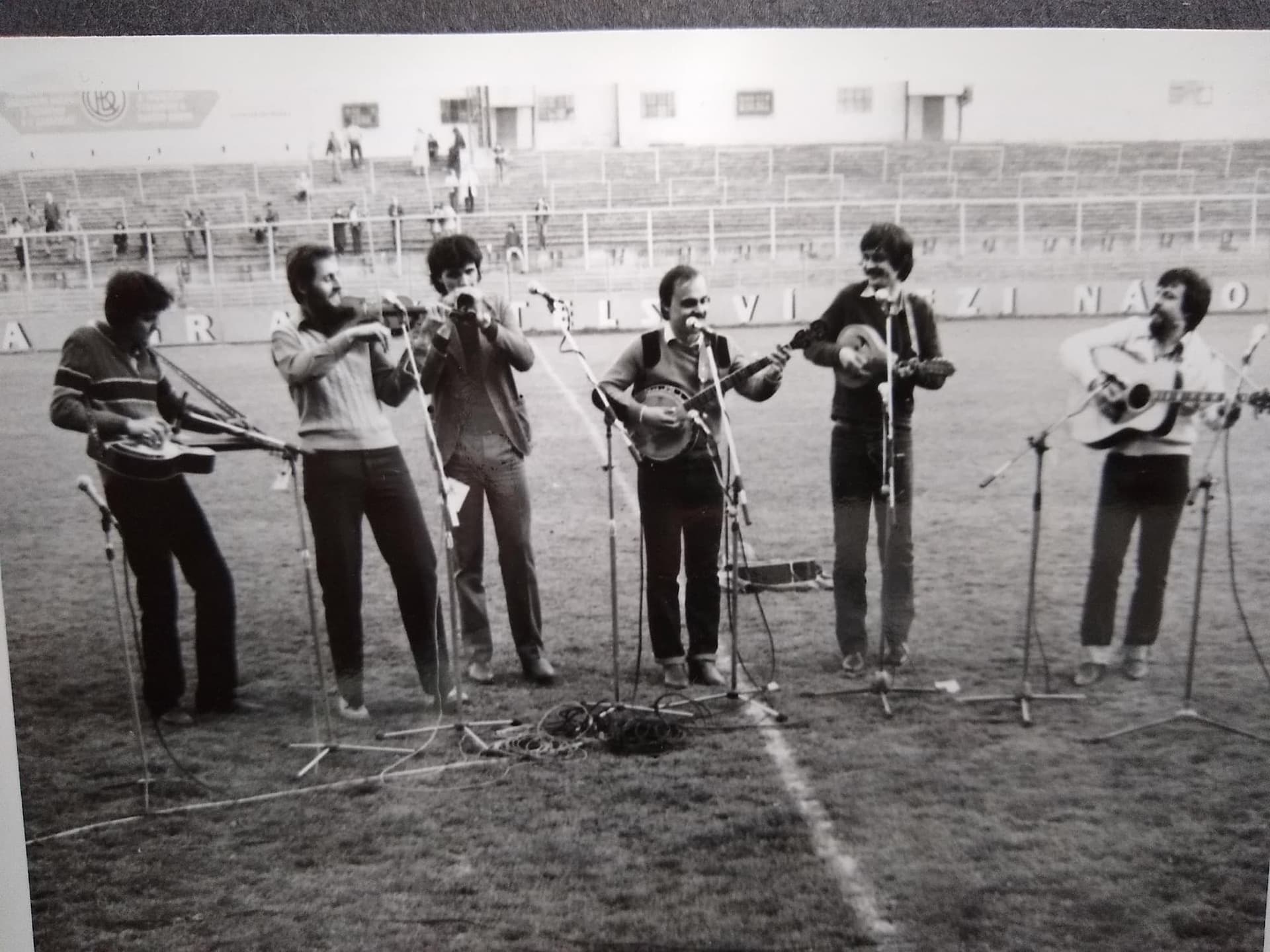 Průdušky na stadionu Viktorky Žižkov s Amforou a Fešáky, 1981 [2]