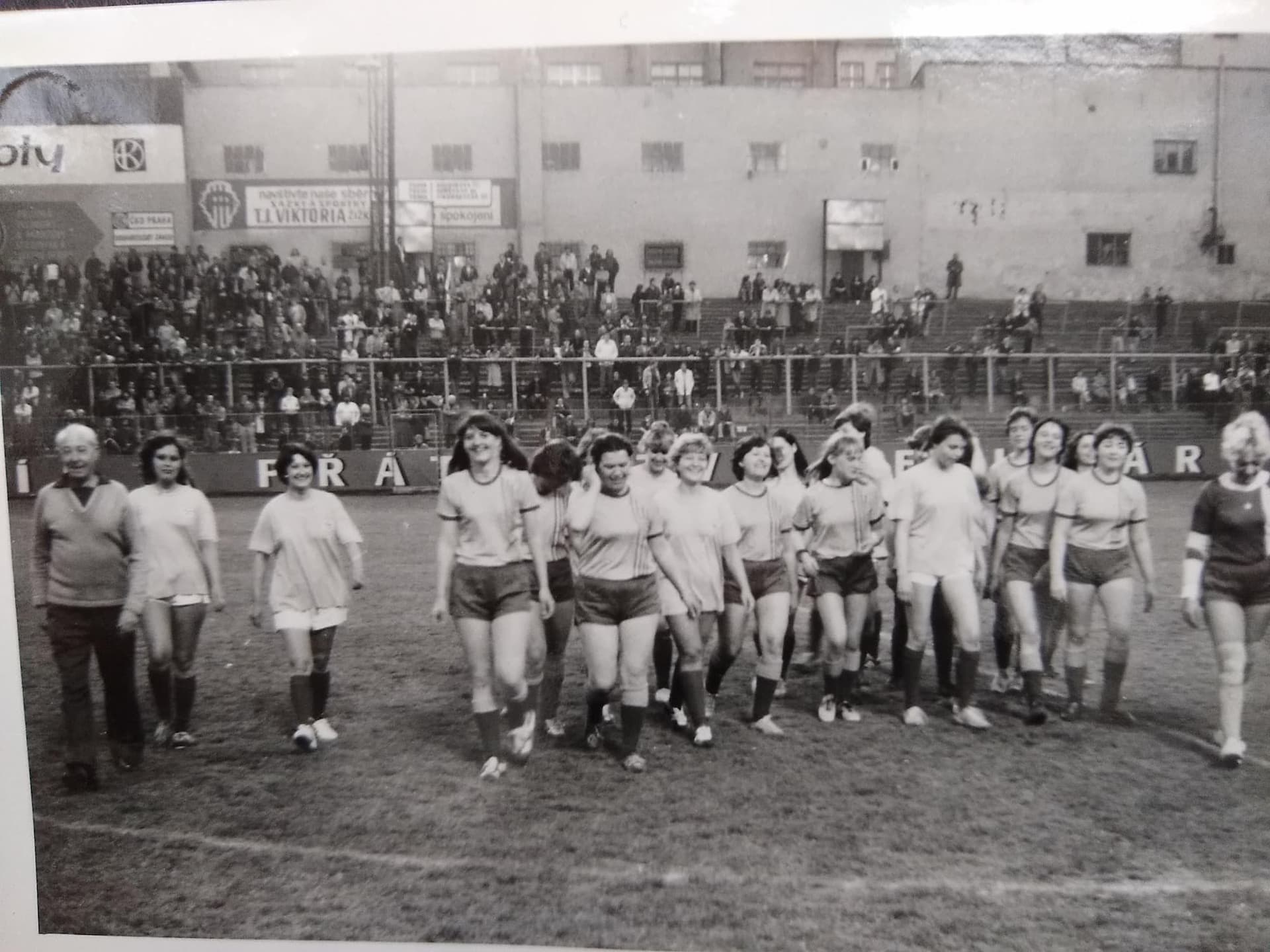 Na Viktorce Žižkov s Amforou a Fešáky. Zápas sehrály i naše dívky a ženy. (1981 [3])