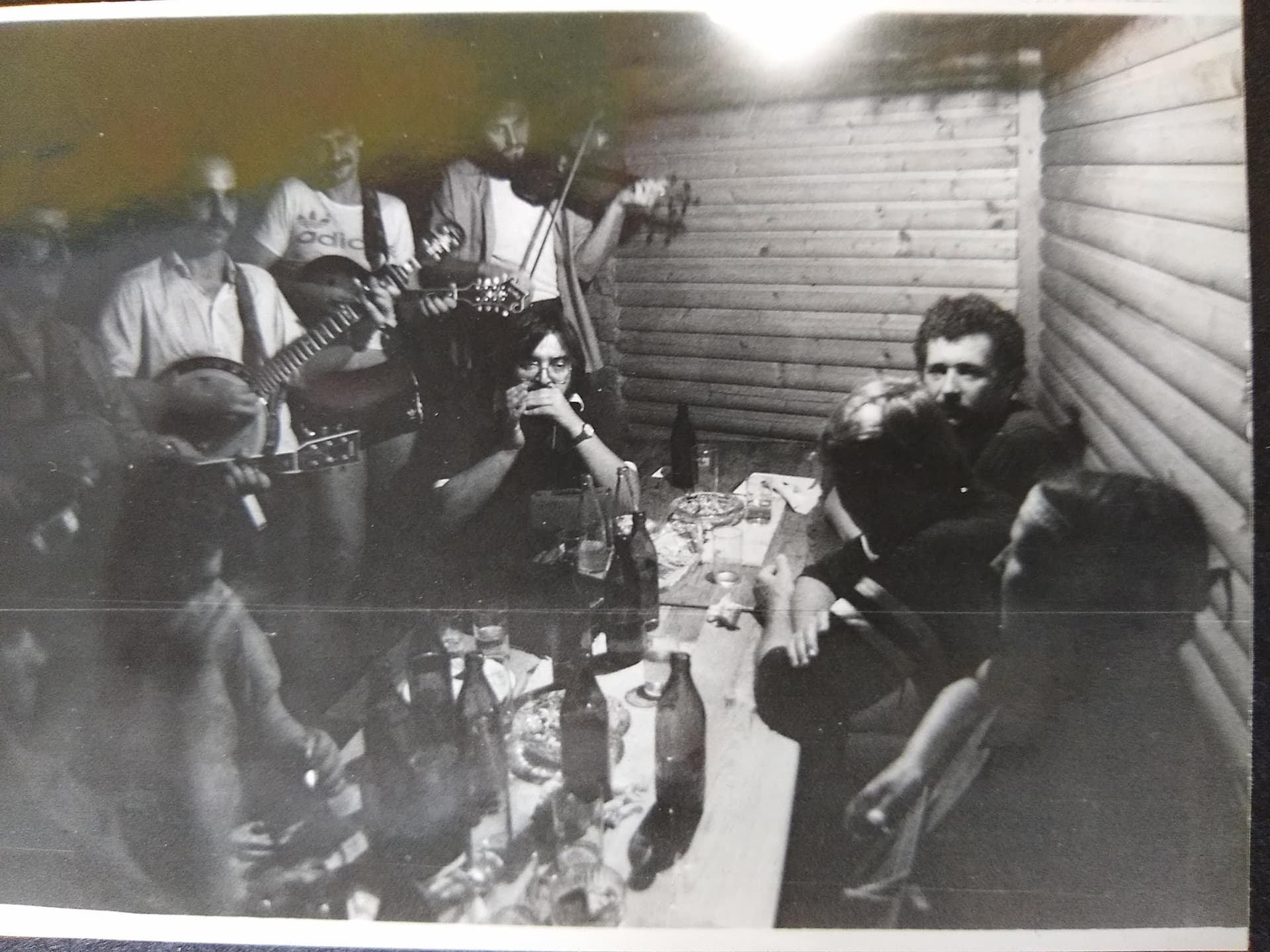 Vzácné foto z plzeňské Porty, kde takto Průdušky jamovaly - bohužel den před svým soutěžním vystoupením. Protože složení hostů, jako byla např. Rattlesnake Annie, Zdeněk Rytíř a další, bylo tak podnětné, hrálo a zpívalo se do rána. Druhý den však nikdo z kapely nemohl zpívat a večerní vystoupení tím bylo značně poznamenáno. Tak zřejmě Průdušky přišly o svou třetí Portu. (Plzeň 1983 [1])