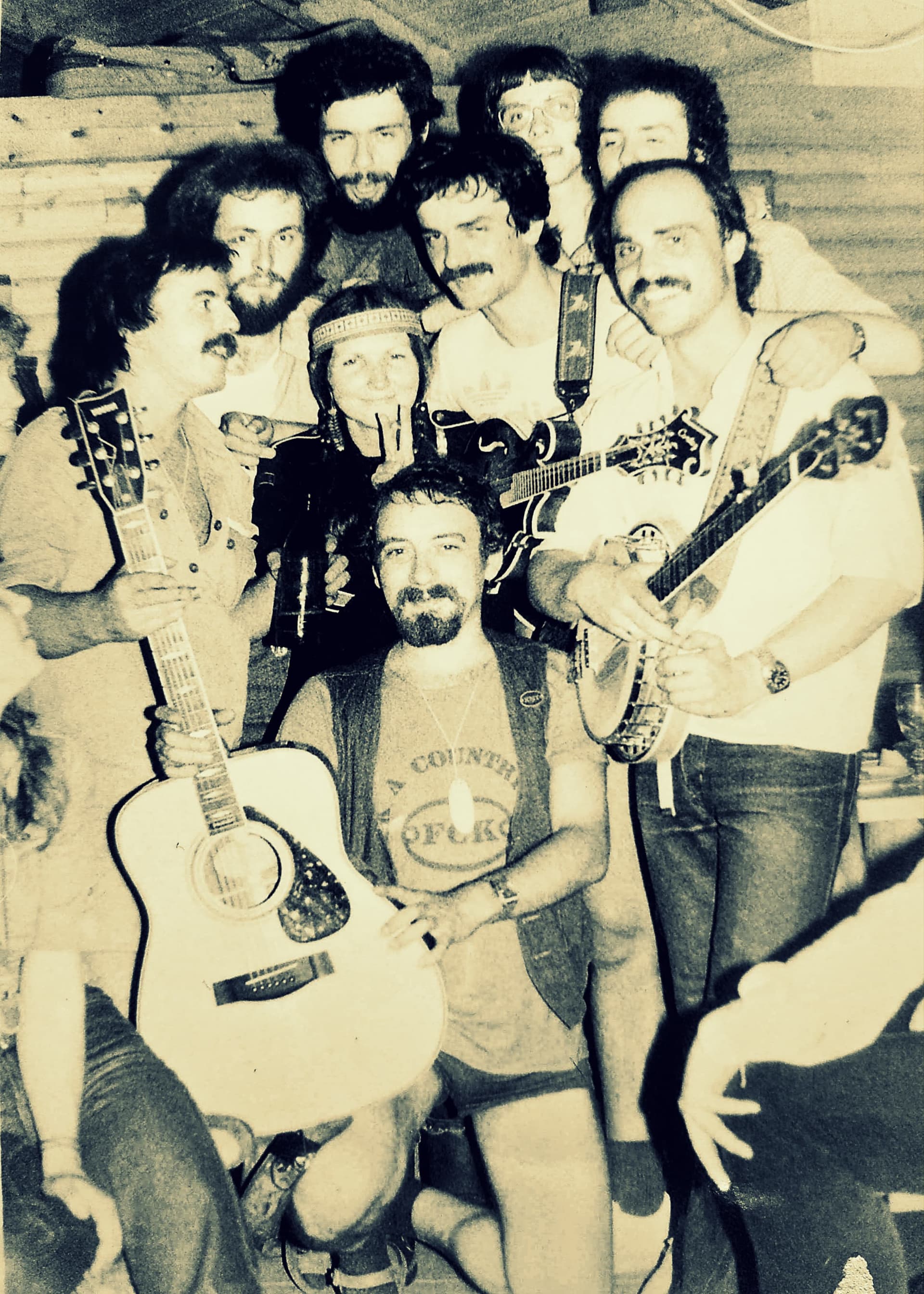 Snímek z legendárního jamu na plzeňské Portě. Uprostřed Rattlesnake Annie, pod ní Ivan Doležal, jeden z dramaturgů Porty. (Plzeň 1983 [2])