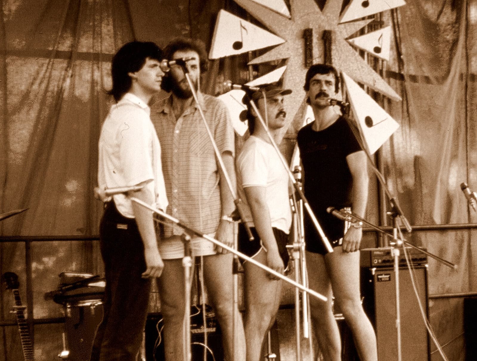 Nedílnou součástí našeho repertoáru vždy byly úspěšné retro-sborové opusy. Možná jsme se měli věnovat pouze jim???! (Kopidlno, Banjo jamboree 1983 [3])