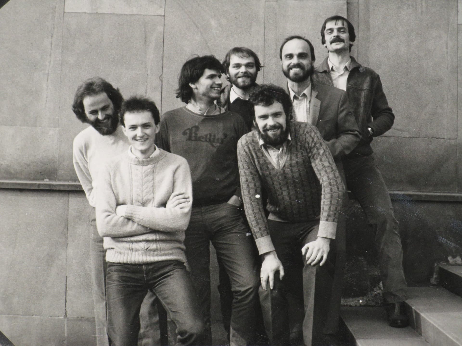 Ve složení kapely se na krátkou dobu objevil i kytarista Jan Žižka, čtvrtý zleva. Průduškám je právě deset let. (Ústí nad Labem 1984)