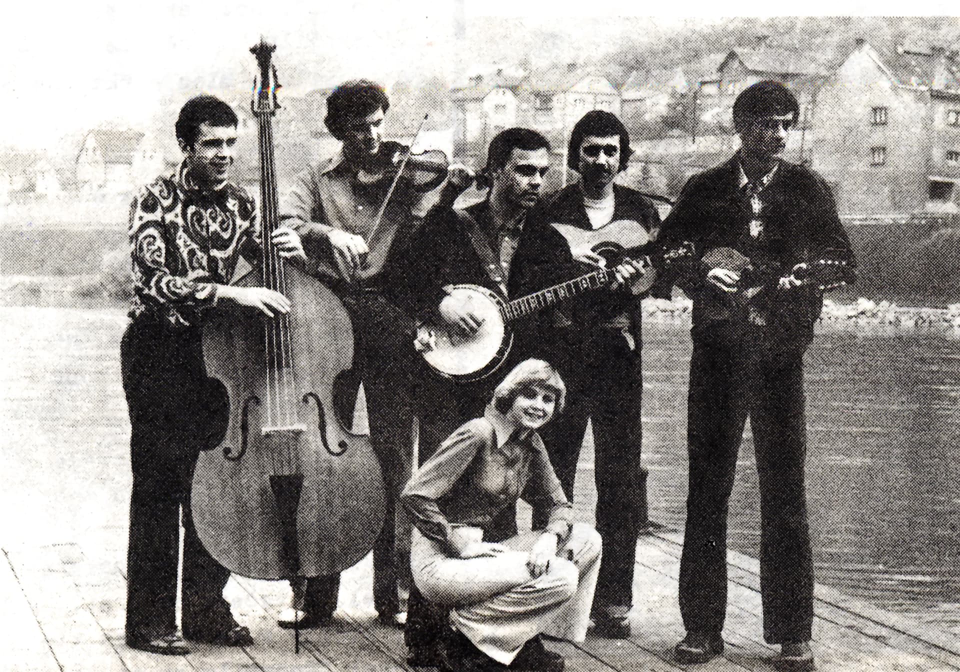 Jedno z prvotních složení Průdušek, ještě s Danielou Mandysovou a kytaristou Ríšou Marešem. Portýr, krajské kolo Porty Děčín (Malé Březno 1976)