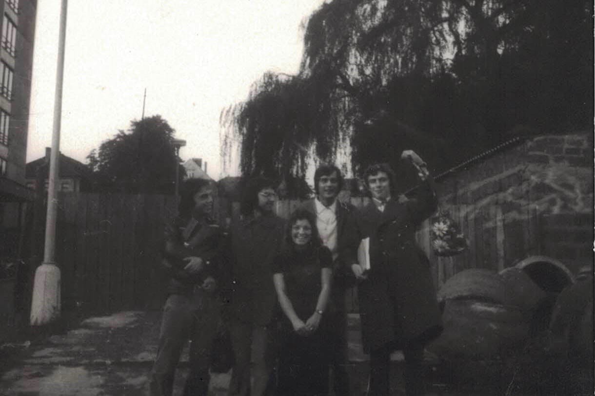 Před vysokoškolskou kolejí v Ústí nad Labem - zakládající jádro kapely s příznivci, 1974